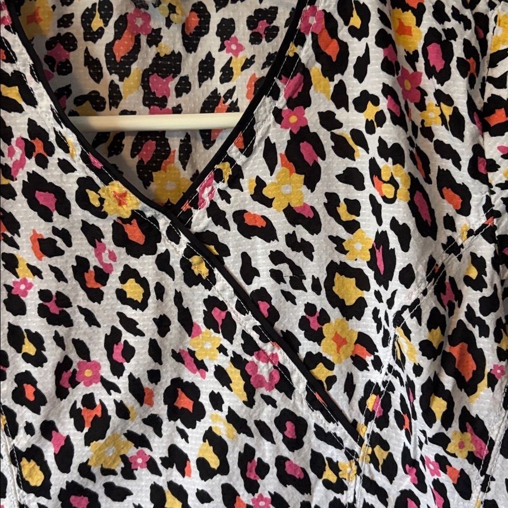 Cheetah Print Scrub Top - Picture 2 of 5
